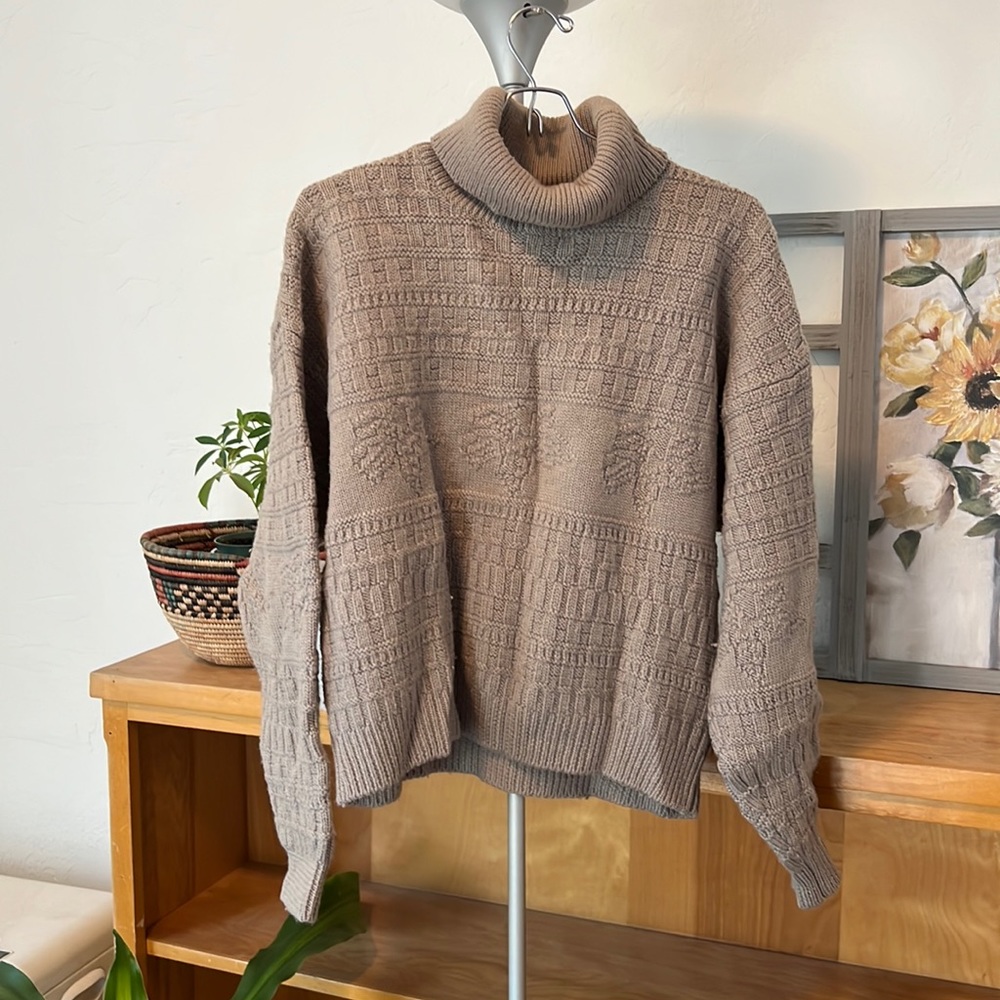 Gap medium, 100% wool, knitted sweater